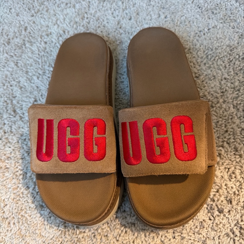 UGG Slippers. Chesnut w/ Red Logo.